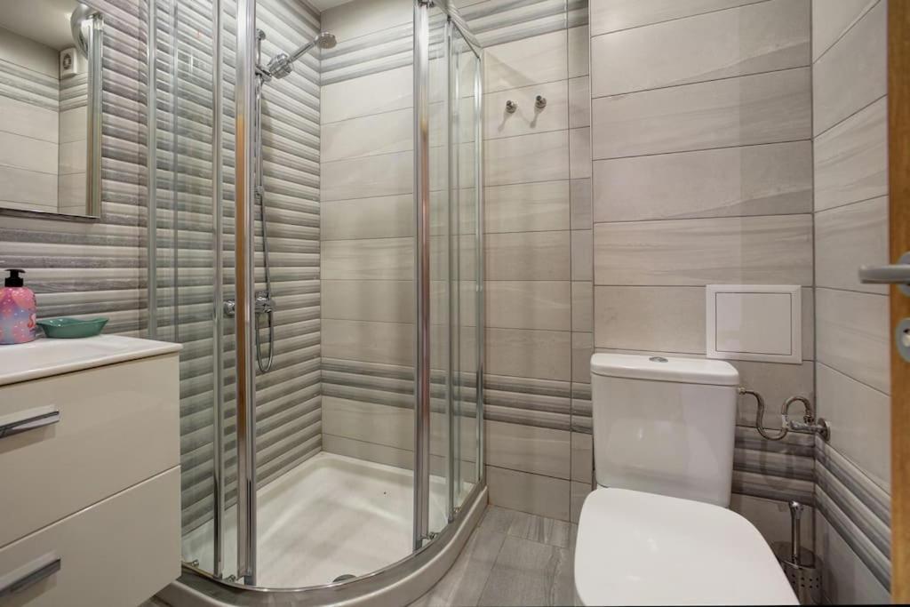 Spacious Home Office With Secure Garage In Sofia Zewnętrze zdjęcie