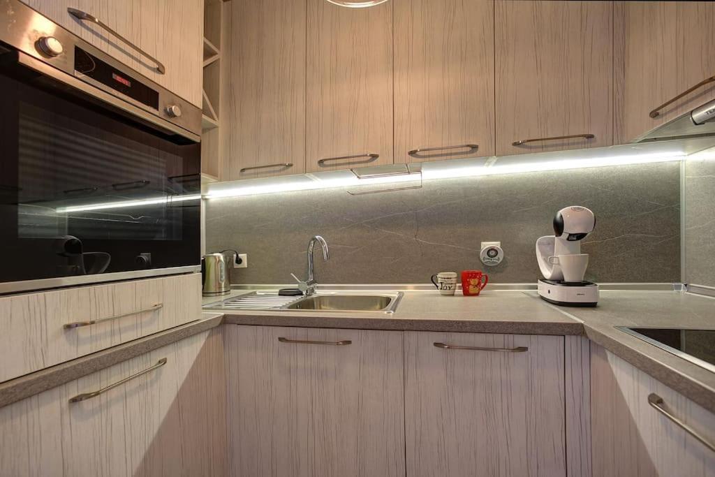 Spacious Home Office With Secure Garage In Sofia Zewnętrze zdjęcie